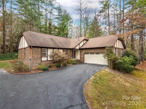 3002 N Essex Ct, Hendersonville, NC 28791