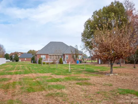 201 Vineyard Dr, Monroe, NC 28110 photo 2