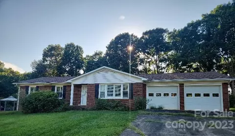 302 Shamrock Dr, Morganton, NC 28655