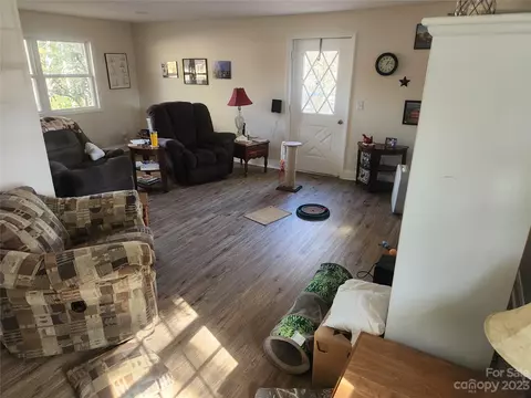 405 Logan Ct, King, NC 27021 photo 2