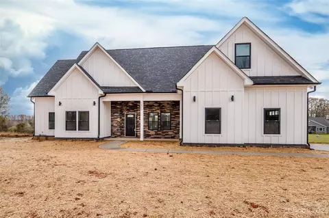 1010 Harrogate Dr, Bessemer City, NC 28016