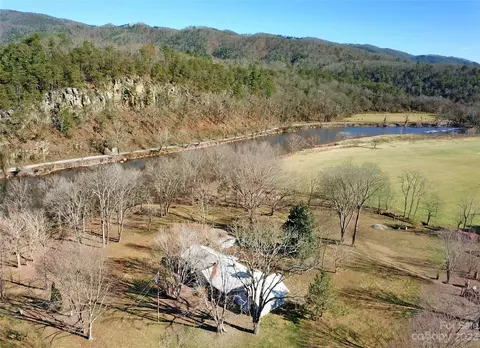 11 Crossing Ln, Hot Springs, NC 28743