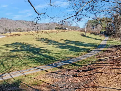 000 Crest View Rd, Burnsville, NC 28714