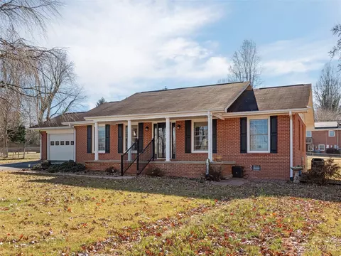 112 Anthony Dr, East Flat Rock, NC 28726