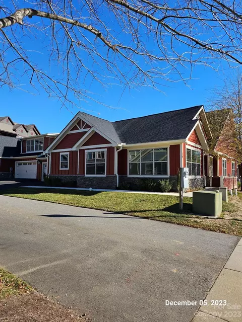 16 Brookstone R-3 Pl #R-3, Candler, NC 28715