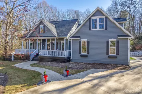 124 Apple Ln, Laurel Park, NC 28739