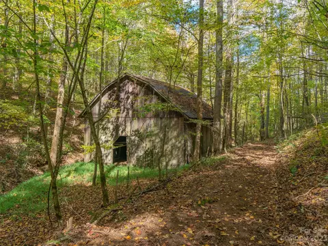 000 Bennett Branch Rd, Green Mountain, NC 28740