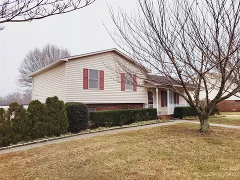 701 Ford Ct, Yadkinville, NC 27055