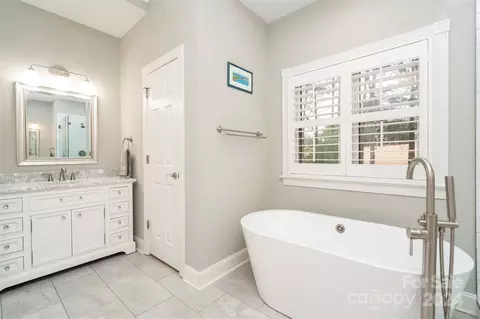 Bath - 17600 River Ford Dr, Davidson, NC 28036 photo 3 of 4