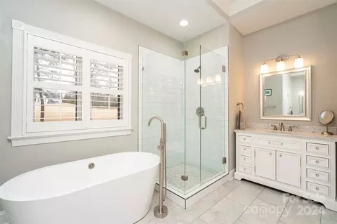 Bath - 17600 River Ford Dr, Davidson, NC 28036 photo 2 of 4