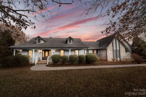 155 Sandtrap Dr, Statesville, NC 28677