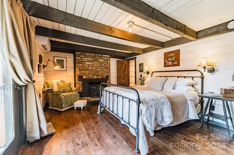 Bedroom - 62 Weeping Cherry Forest Rd, Fairview, NC 28730 photo 1 of 4