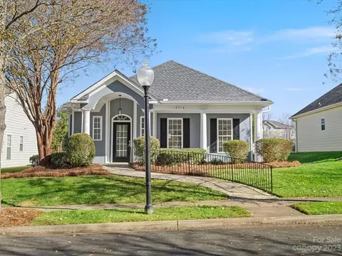 12916 Park Crescent Cir, Pineville, NC 28134