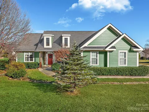 17 Black Iron Ln, Hendersonville, NC 28792