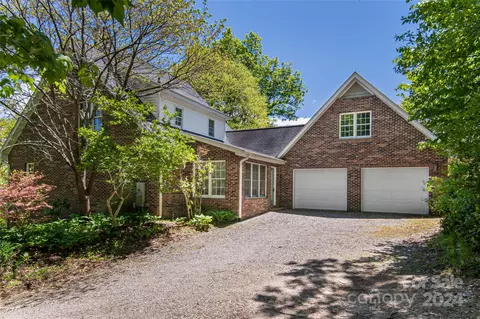 37 Willow Farm Rd, Fairview, NC 28730