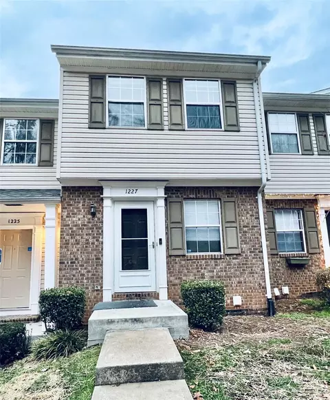 1227 Maple Shade Ln, Charlotte, NC 28270