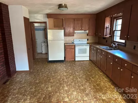 91 Beaver St, Tryon, NC 28782 photo 3