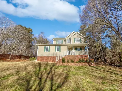 130 Hunters Pointe Dr, Dallas, NC 28034