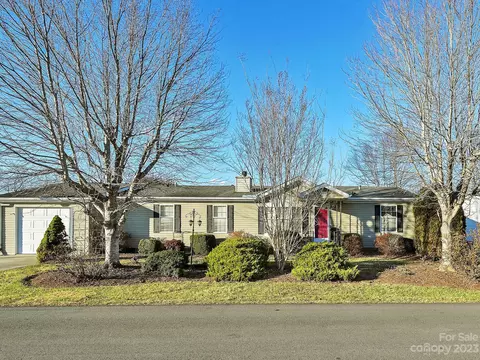 429 Riverwind Dr, Hendersonville, NC 28739