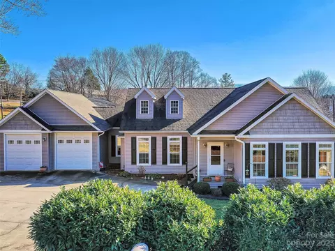 372 County Rd, Waynesville, NC 28785