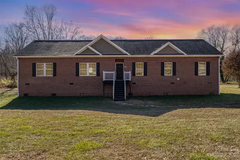 905 13th St, Conover, NC 28613