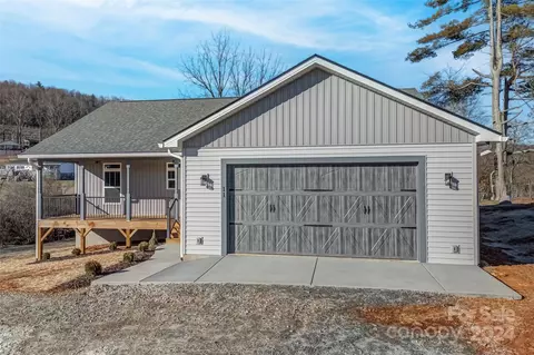 11 Canary Ln, Hendersonville, NC 28792