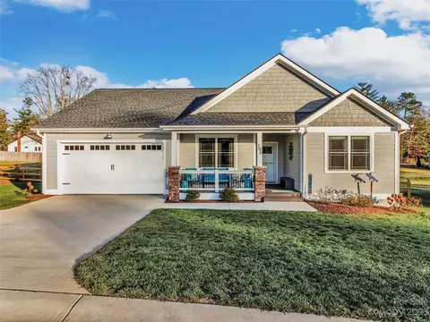 396 Windy Acres Knoll Dr, Hendersonville, NC 28792