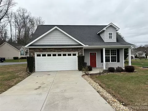 17 Grasshopper Dr, Etowah, NC 28729