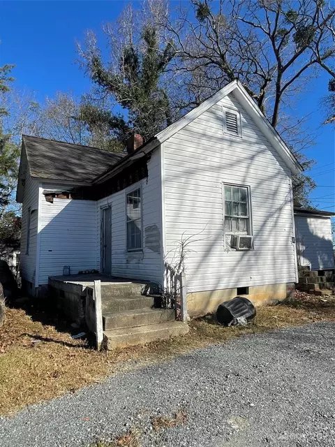 25 Broad St, Great Falls, SC 29055
