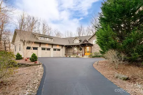 142 Pinnacle Peak Ln, Flat Rock, NC 28731
