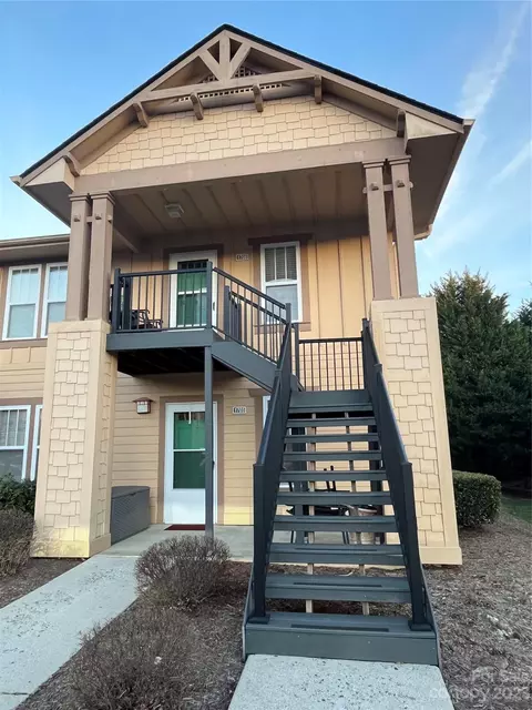 1706 Deermouse Way, Hendersonville, NC 28792