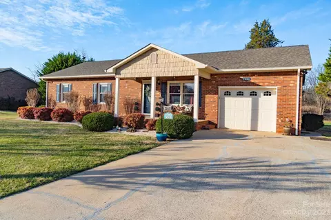 2426 Ashford Dr, Newton, NC 28658