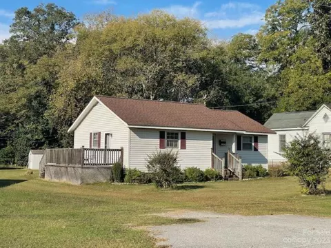 93 Huger St, Cheraw, SC 29520