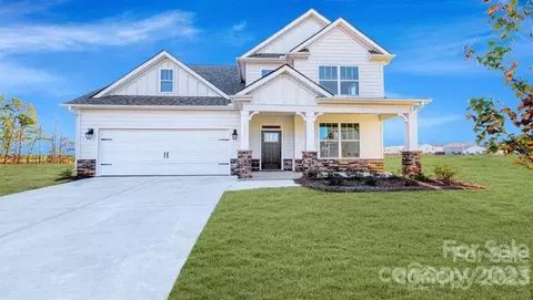 641 Fox Cove Rd, Hendersonville, NC 28792