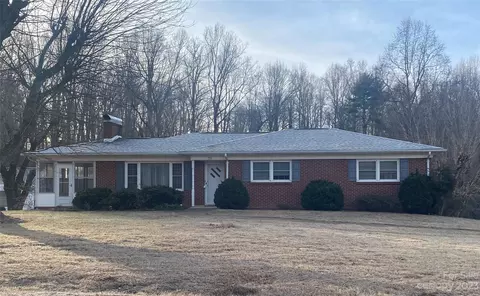 723 Broadway St, Lenoir, NC 28645