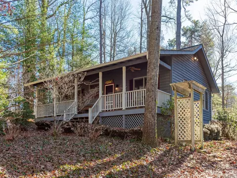 31 Salisbury Ave, Saluda, NC 28773