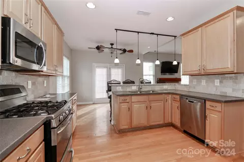 209 Pleasant Grove Ln, Mooresville, NC 28115