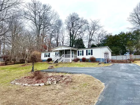 440 Katie Dr, Hendersonville, NC 28792