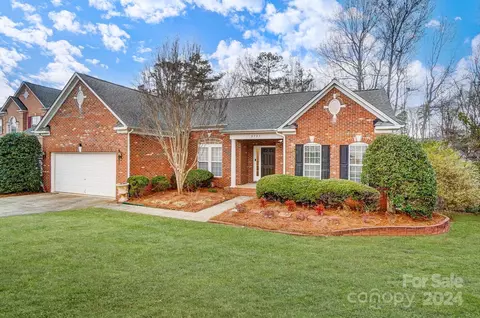 2727 Phillips Woods Ln, Matthews, NC 28105