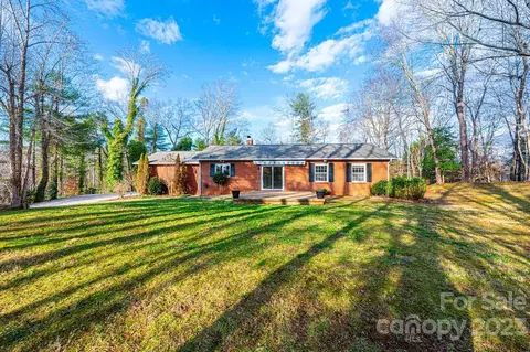 6201 Mountainside Dr, Hickory, NC 28601