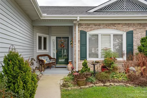 8 Country Meadows Ln, Hendersonville, NC 28792