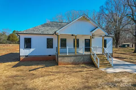 Exterior - 1092 Manor St, Conover, NC 28613 photo 5 of 14