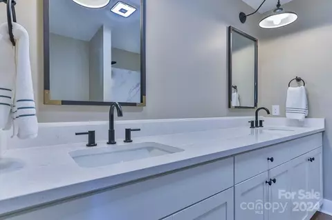 Bath - 1092 Manor St, Conover, NC 28613 photo 1 of 6