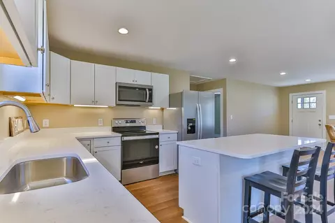 Kitchen - 1092 Manor St, Conover, NC 28613 photo 4 of 6