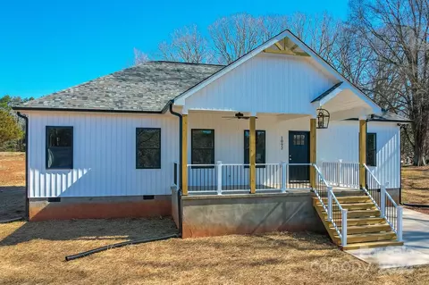 Exterior - 1092 Manor St, Conover, NC 28613 photo 6 of 14