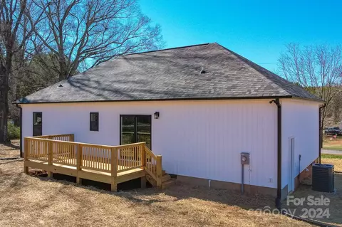 Exterior - 1092 Manor St, Conover, NC 28613 photo 13 of 14