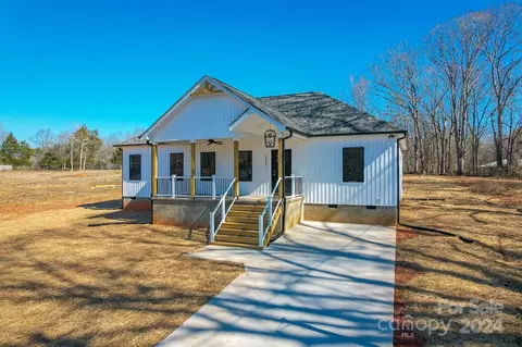 Exterior - 1092 Manor St, Conover, NC 28613 photo 2 of 14