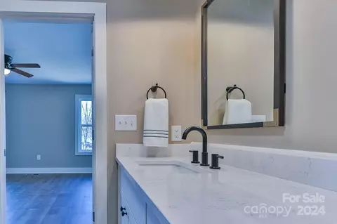 Bath - 1092 Manor St, Conover, NC 28613 photo 4 of 6