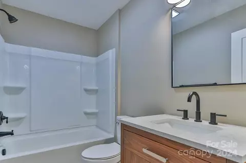 Bath - 1092 Manor St, Conover, NC 28613 photo 5 of 6