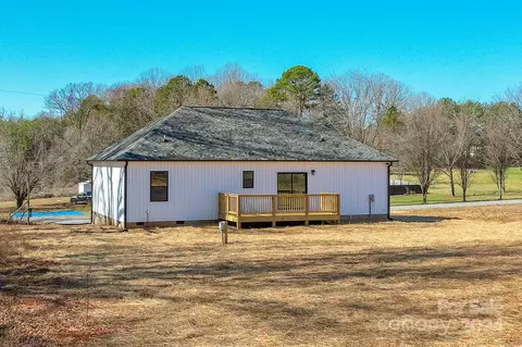 Exterior - 1092 Manor St, Conover, NC 28613 photo 11 of 14